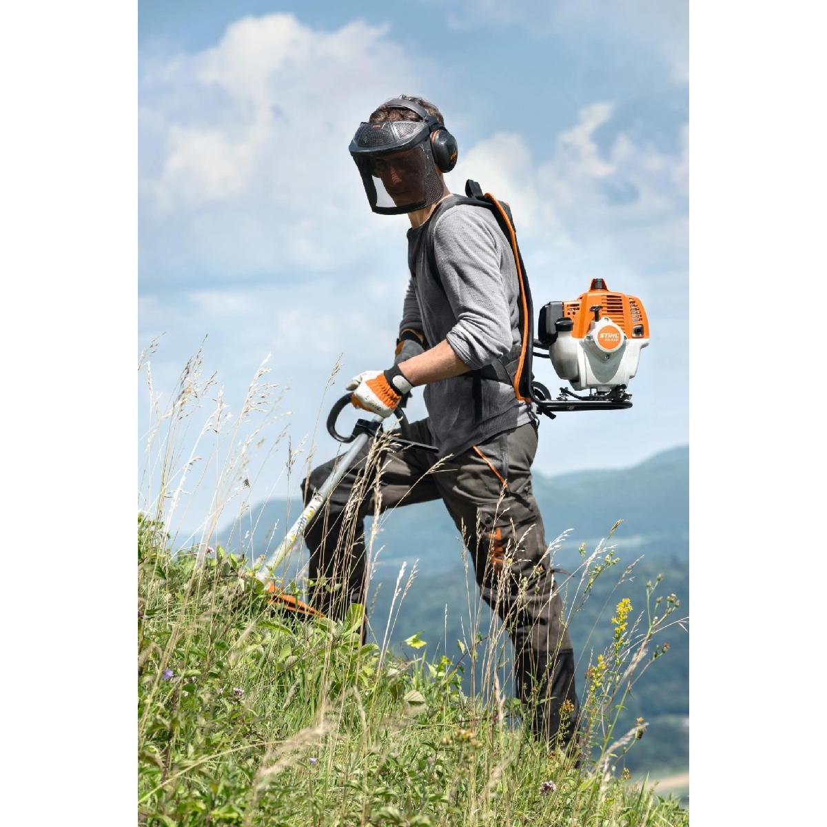 Stihl Brushcutter FR 235 with 2nd CUTTING ATTACHMENT