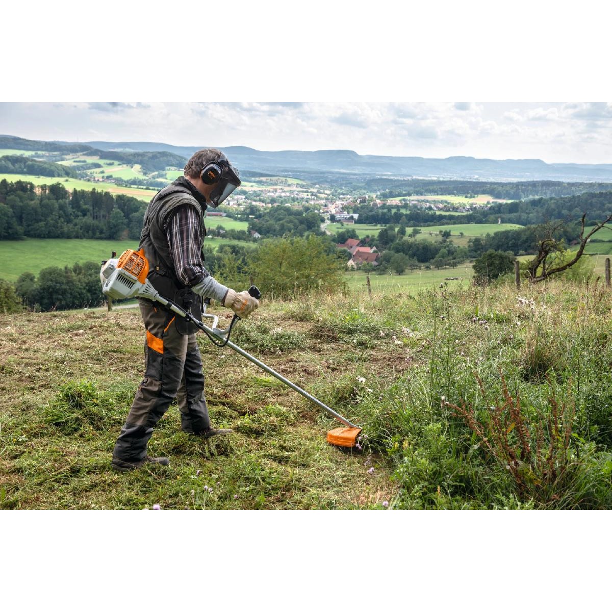 Stihl Brushcutter FS 235 with 2nd CUTTING ATTACHMENT