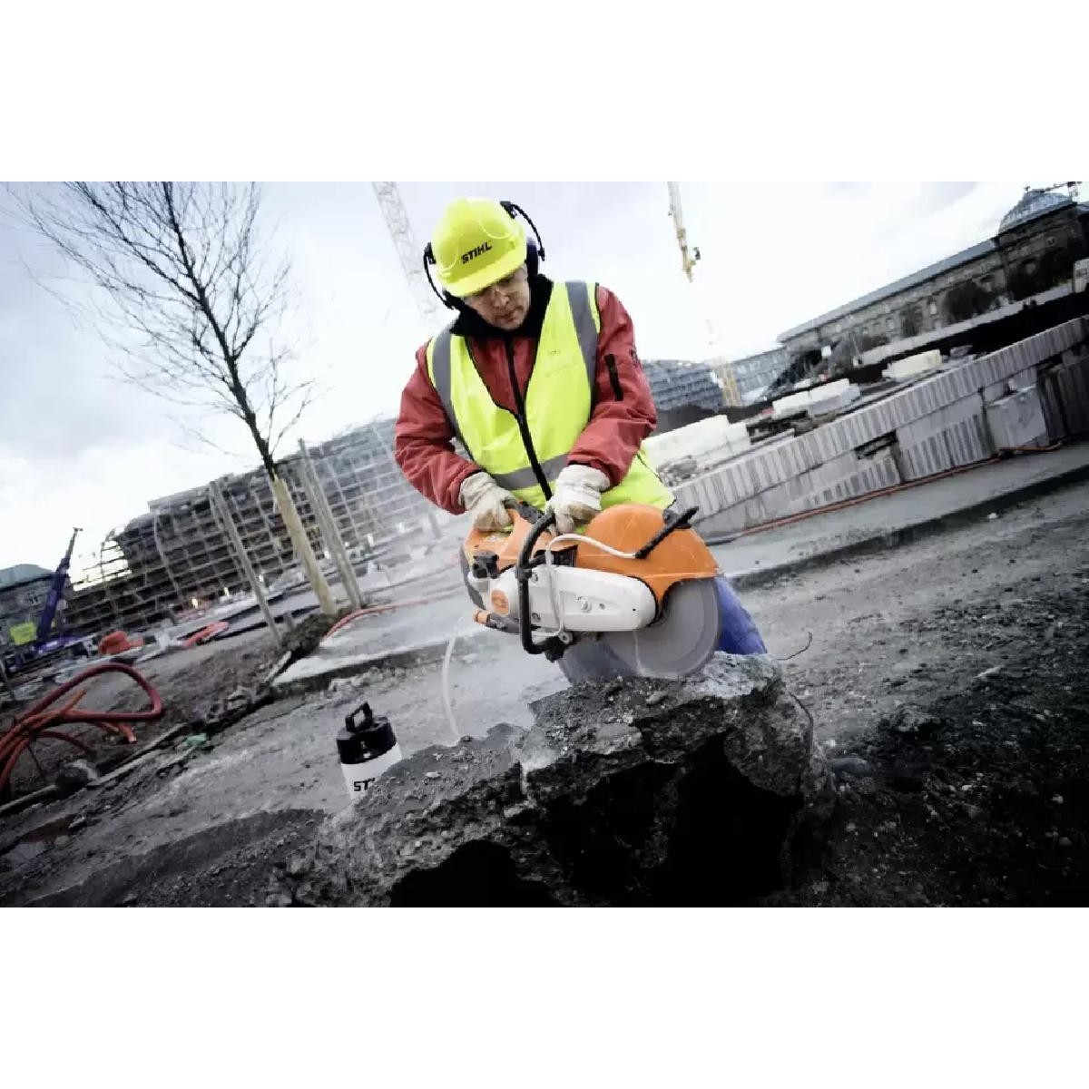 Stihl TS 420 cutter with 350mm disc