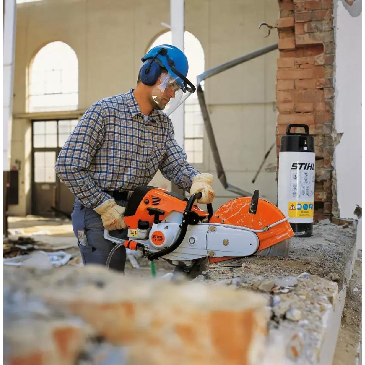 Stihl TS 700 cutter with 350 mm disc